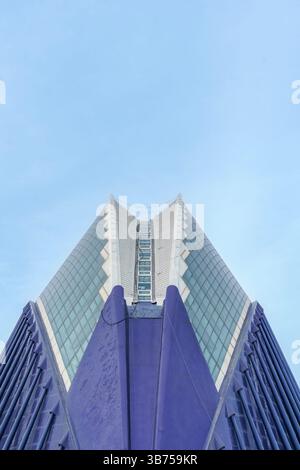 Bâtiment CaixaForum Valencia pour les événements. Cité des Arts et des Sciences. Bâtiment bleu avec des éléments de design moderne en Espagne. Str. Architecturale accrocheuse Banque D'Images