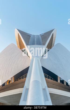 Design unique sur le toit du Palau de les Arts Reina Sofia dans la Cité des Arts et des Sciences d'Espagne. Couronne architecturale blanche abstraite contre ciel bleu i Banque D'Images