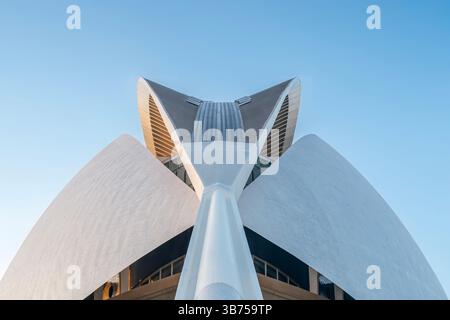 Structure supérieure frappante du Palau de les Arts Reina Sofia contre un ciel bleu clair. Moderne White architectural Apex à Valence, Espagne. Palau de l Banque D'Images