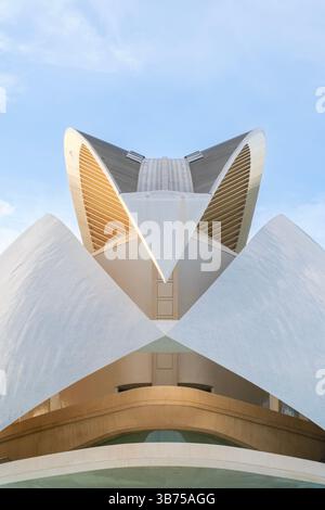 Design unique sur le toit du Palau de les Arts Reina Sofia dans la Cité des Arts et des Sciences d'Espagne. Couronne architecturale blanche abstraite contre ciel bleu i Banque D'Images