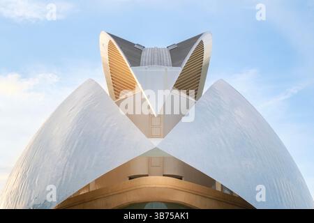 Structure supérieure frappante du Palau de les Arts Reina Sofia contre un ciel bleu clair. Moderne White architectural Apex à Valence, Espagne. Palau de l Banque D'Images
