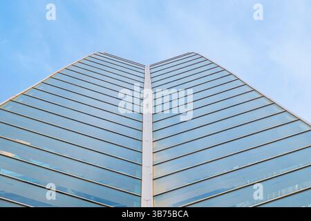 Vue vers le haut de l'architecture en verre moderne contre le ciel bleu. Perspective saisissante du Museu de les ciencies principe Felipe à Valence. Cité des Arts Banque D'Images