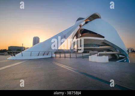 Palau de les Arts Reina Sofia le matin à Valence, Espagne. Lever de soleil sur l'architecture blanche moderne à Valence. Lumière dorée illuminant la bui Banque D'Images