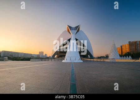 Palau de les Arts Reina Sofia le matin à Valence, Espagne. Architecture blanche moderne à Valence pendant le lever du soleil. Lumière dorée éclairant le b Banque D'Images