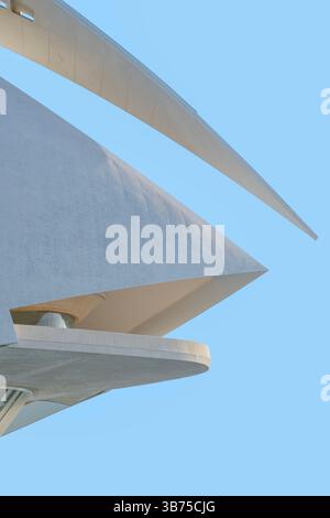 Façade de la construction Ciutat de les Arts i les ciences, détails architecturaux du Palais des Arts Architecture moderne de Santiago Calatrava à Valenc Banque D'Images
