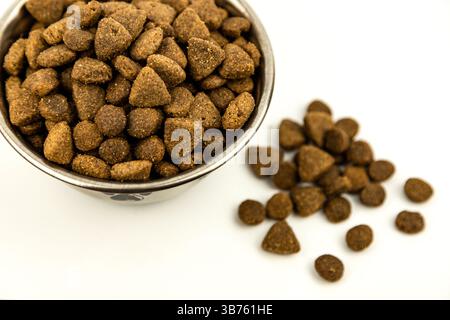 Nourriture pour animaux de compagnie vue d'en haut sur un fond blanc. Bol pour aliments secs. Photo de haute qualité Banque D'Images