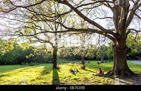 Les gens apprécient le soleil à Waterlow Park Highgate London Banque D'Images