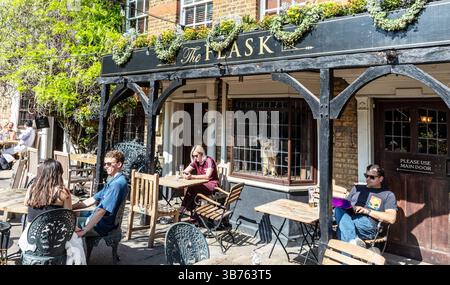 The Flask Pub dans Highgate Village au printemps de Londres Royaume-Uni Banque D'Images