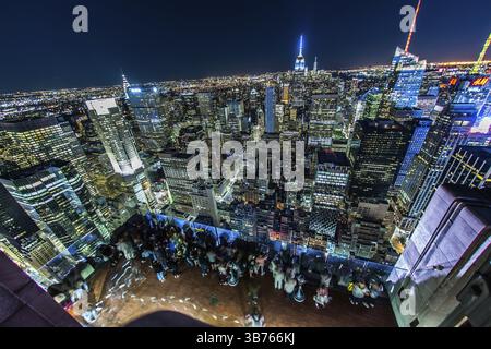 Terrasse d'observation du Rockefeller Center personnes 6 une vue de la nuit depuis le (en haut du Rocher). Lieu de tournage : New York, Manhattan Banque D'Images