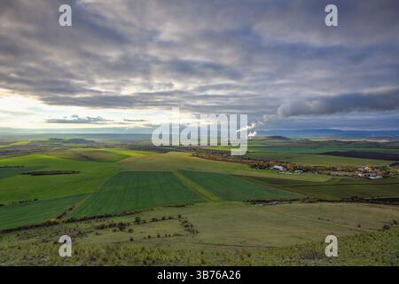 Superbe vue d'automne depuis Rana Hill, dans les Uplands de Bohême centrale, République tchèque. Central Bohemian Uplands est une chaîne de montagnes située dans le nord de Bohem Banque D'Images