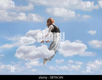 Jeune femme asiatique sautant dans le ciel Banque D'Images