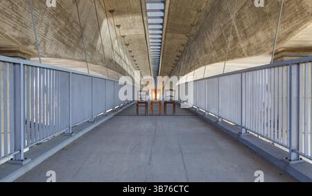 Chaises abandonnées sous le pont routier au lever du soleil - HDR image Banque D'Images