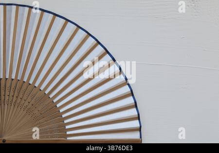 Ventilateur à main japonais typique faite sur le tableau blanc en bois Banque D'Images