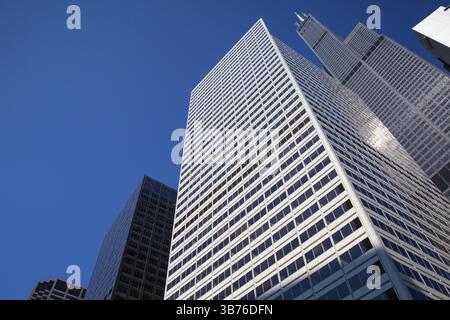 À la recherche d'affaires jusqu'au bâtiment dans downtown, Chicago, USA. Vue à travers de haut gratte-ciel d'un bout de ciel bleu Banque D'Images