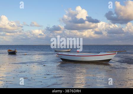 Bateaux de pêche sur la plage vide, Hjerting, Jutland, Danemark. Hjerting est un district d'Esbjerg dans le sud-ouest du Jutland, au Danemark, en Europe Banque D'Images