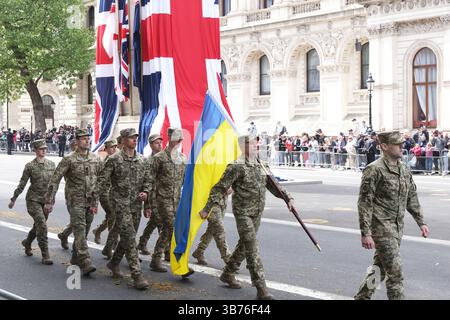 Londres, Royaume-Uni, 5 mai 2025. 4 jours de commémoration pour marquer le 80e anniversaire de la fin de la seconde Guerre mondiale en Europe ont commencé lundi jour férié. Un défilé militaire passa devant le cénotaphe vêtu de drapeaux de l'Union faisant écho au dévoilement en 1920 du monument aux morts, puis au palais de Buckingham. Crédit : Monica Wells/Alamy Live News Banque D'Images