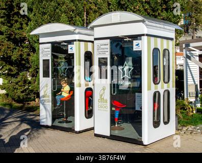 Sotchi, Russie - 28 mars 2024 : stands pour le karaoké chantant et enregistrant vos chansons sur le quai de Sotchi Banque D'Images