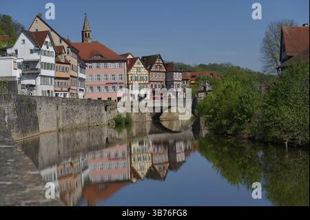 Vue de la Henkersbruecke, Mauerstrasse, Johanniterkirche, musée d'art, maisons à colombages, vieille ville, vallée de Kocher, Kocher, Schwaebisch Hall, Hohen Banque D'Images