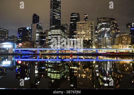 Vue nocturne et sentiers de lumière de la rivière (Melbourne). Lieu de tournage : melbourne Banque D'Images