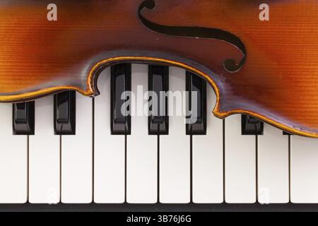 Très ancien violon couché sur le piano Banque D'Images