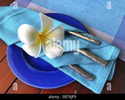 Décoration alimentaire avec fleur de rubra plumeria blanche, Sri Lanka. Décoration alimentaire bleue Banque D'Images