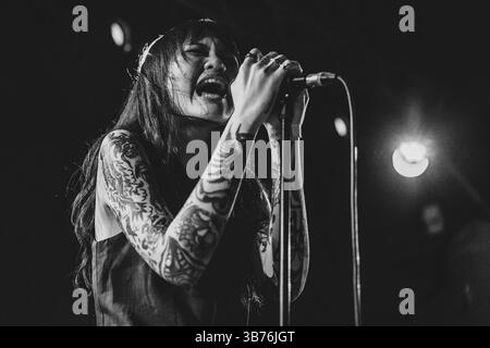 Tilburg, pays-Bas. 19 avril 2025. La chanteuse indonésienne Denisa donne un concert lors du festival de metal néerlandais Roadburn Festival 2025 à Tilburg. Banque D'Images