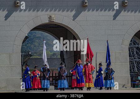 Séoul, Corée du Sud. 25 avril 2025. Les gardes royaux mènent la cérémonie de changement dans la cour principale de la porte de Gwanghwamun, l'entrée principale du palais de Gyeongbokgung, Séoul, Corée du Sud. La cérémonie reconstitue les coutumes de sécurité royales de l'ère Joseon, car les gardes en uniformes traditionnels portent des armes historiques, échangent des clés symboliques et défilent en formations précises à la porte de Gwanghwamun, l'entrée principale du palais. (Photo de Risa Krisadhi/SOPA images/Sipa USA) crédit : Sipa USA/Alamy Live News Banque D'Images