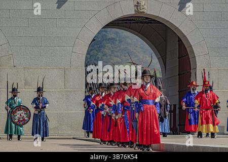 Séoul, Corée du Sud. 25 avril 2025. Les gardes royaux mènent la cérémonie de changement dans la cour principale de la porte de Gwanghwamun, l'entrée principale du palais de Gyeongbokgung, Séoul, Corée du Sud. La cérémonie reconstitue les coutumes de sécurité royales de l'ère Joseon, car les gardes en uniformes traditionnels portent des armes historiques, échangent des clés symboliques et défilent en formations précises à la porte de Gwanghwamun, l'entrée principale du palais. (Photo de Risa Krisadhi/SOPA images/Sipa USA) crédit : Sipa USA/Alamy Live News Banque D'Images