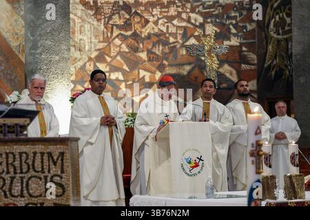 Rome, Italie. 01 mai 2025. Le cardinal Luis Antonio Tagle célèbre une messe dans la paroisse dont il est titulaire, San Felice da Cantalice, dans la banlieue de Rome dans le quartier Centocelle. (Photo de Marco Iacobucci/SOPA images/Sipa USA) crédit : Sipa USA/Alamy Live News Banque D'Images