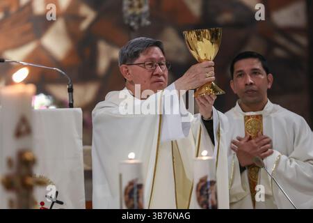 Rome, Italie. 01 mai 2025. Le cardinal Luis Antonio Tagle célèbre une messe dans la paroisse dont il est titulaire, San Felice da Cantalice, dans la banlieue de Rome dans le quartier Centocelle. (Photo de Marco Iacobucci/SOPA images/Sipa USA) crédit : Sipa USA/Alamy Live News Banque D'Images