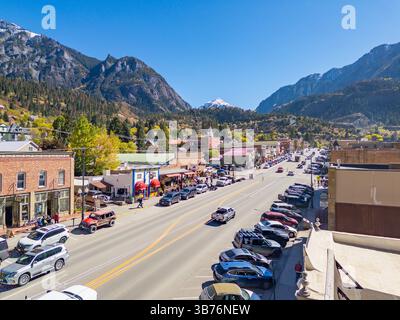 Ouray, CO - 5 octobre 2023 : vue aérienne de main Street dans la ville minière historique d'Ouray, Colorado Banque D'Images