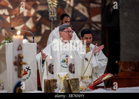 Rome, Italie. 01 mai 2025. Le cardinal Luis Antonio Tagle célèbre une messe dans la paroisse dont il est titulaire, San Felice da Cantalice, dans la banlieue de Rome dans le quartier Centocelle. Crédit : SOPA images Limited/Alamy Live News Banque D'Images