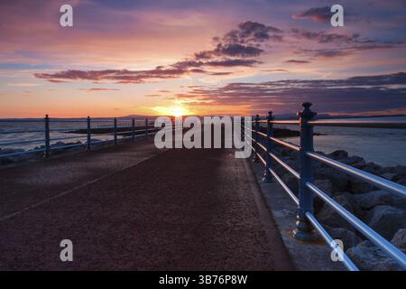 Sur la jetée vide au coucher du soleil dans la baie de Morecambe Banque D'Images