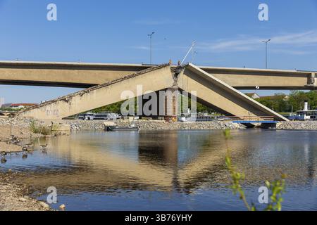 Après l'effondrement partiel du pont Carola, des travaux de démolition sont en préparation. Des supports auxiliaires ont été installés sous le pont pour soulager le Banque D'Images