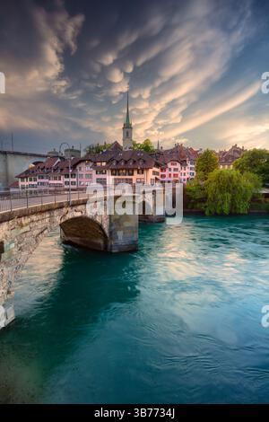 Berne, Suisse. Image de paysage urbain de la capitale de la Suisse, Berne au coucher du soleil spectaculaire du printemps. Banque D'Images