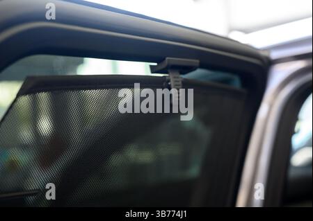 Intérieur d'une voiture moderne avec des sièges en cuir noir. À l'intérieur de la voiture. Intérieur d'une voiture moderne prestigieuse. Sièges confortables en cuir noir Banque D'Images