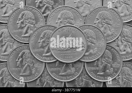 New Jersey State et coins des États-Unis. Pile des quarts de monnaie US avec George Washington et sur le dessus un quart de l'État du New Jersey Banque D'Images