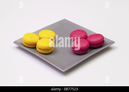 Macarons colorés traditionnels français sur la plaque grise Banque D'Images