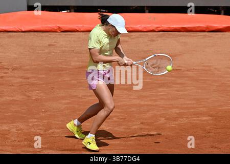 Rome, Italie. 05 mai 2025. Foro Italico, Rome, Italie - IgA Swiatek de Pologne en action lors de la séance d'entraînement contre ons ons Jabeur de Tunisie au tournoi de tennis Internazionali BNL d'Italia 2025 au Foro Italico à Rome, Italie, le 5 mai 2025. (Photo de Roberto Ramaccia/Sipa USA) crédit : Roberto Ramaccia/Alamy Live News Banque D'Images