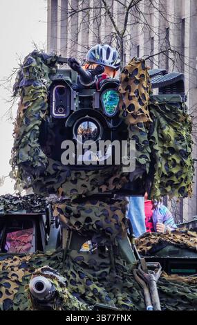 L'équipement optique sur le toit d'un véhicule militaire de combat est recouvert d'un filet de camouflage Banque D'Images
