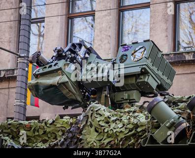 L'équipement optique sur le toit d'un véhicule militaire de combat est recouvert d'un filet de camouflage Banque D'Images