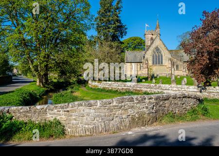 Église Saint-Laurent dans le joli village de Crosby Ravensworth dans la vallée d'Eden, Cumbria Banque D'Images