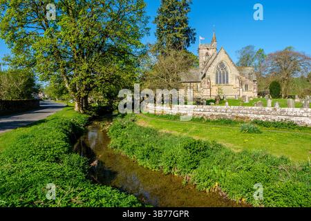 Église Saint-Laurent dans le joli village de Crosby Ravensworth dans la vallée d'Eden, Cumbria Banque D'Images