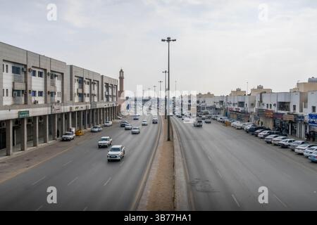 Autoroute à Riyad, Arabie Saoudite, avec plusieurs voitures au volant, avec circulation urbaine et infrastructure routière. Banque D'Images