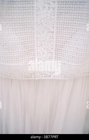 Gros plan sur le tissu d'une robe de mariage blanche. Banque D'Images
