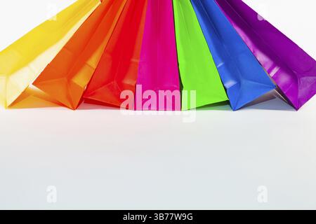 Ensemble de sacs vides colorés isolé sur le fond blanc. La vente, la consommation, de la publicité et de la vente au détail concept. De nombreux colorful shopping bags Banque D'Images