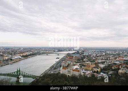 Vue aérienne de vieux bâtiments et ponts sur le front de mer à Budapest. Banque D'Images