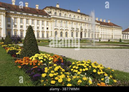 Le palais baroque Schleissheim, avec son parc et ses fontaines, est situé au nord de Munich Banque D'Images