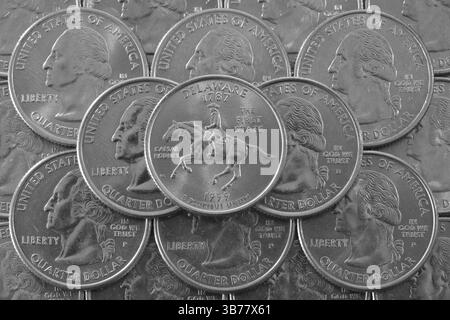 Pièces de monnaie des États-Unis. Pile des quarts de pièces US avec George Washington et sur le dessus un quart de Delaware State Banque D'Images