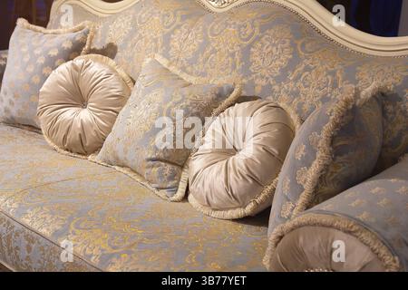 Lit et oreillers de style classique dans la chambre. Interor Banque D'Images